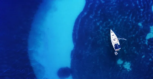 Jacht Het Wateroppervlak Van Top View Turquoise Water Achtergrond Van — Stockfoto