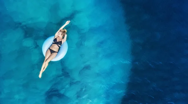 海上の女の子の航空写真 空気からの背景として空気からのターコイズ水 夏の自然の海景 — ストック写真