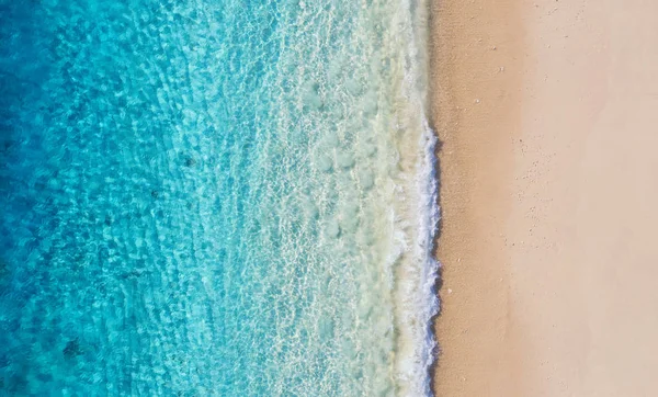 해변과 바다는 최고전망의 배경으로 있습니다 보기에서 Azure 배경입니다 공기에서 이미지 — 스톡 사진