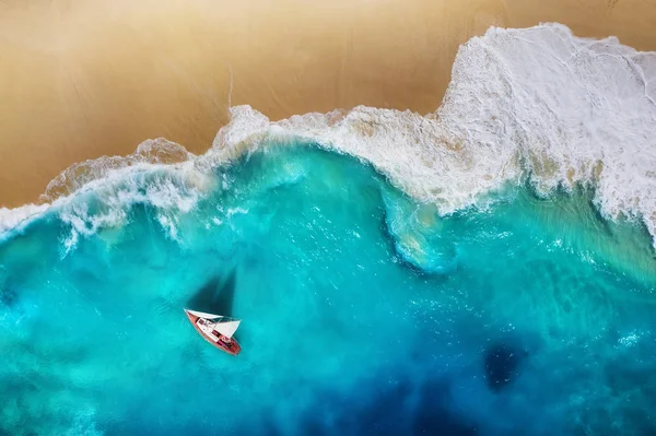 Яхта Видом Море Бирюзовый Водный Фон Сверху Пляж Волны Летний — стоковое фото