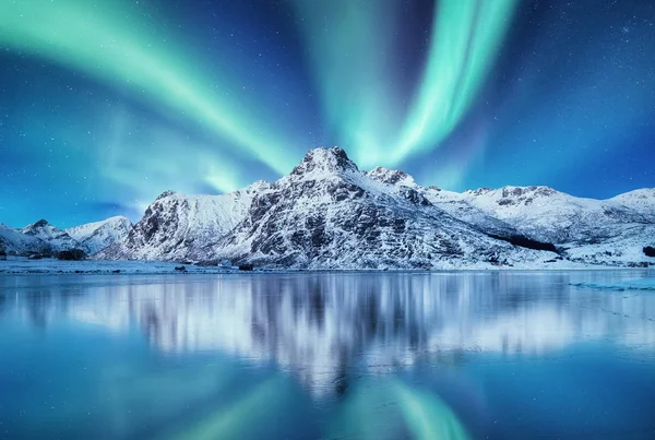 オーロラ ボレアリス ロフォーテン諸島 ノルウェー 湖面に光と反射を与えます 夜の冬の風景 ノルウェー旅行 — ストック写真
