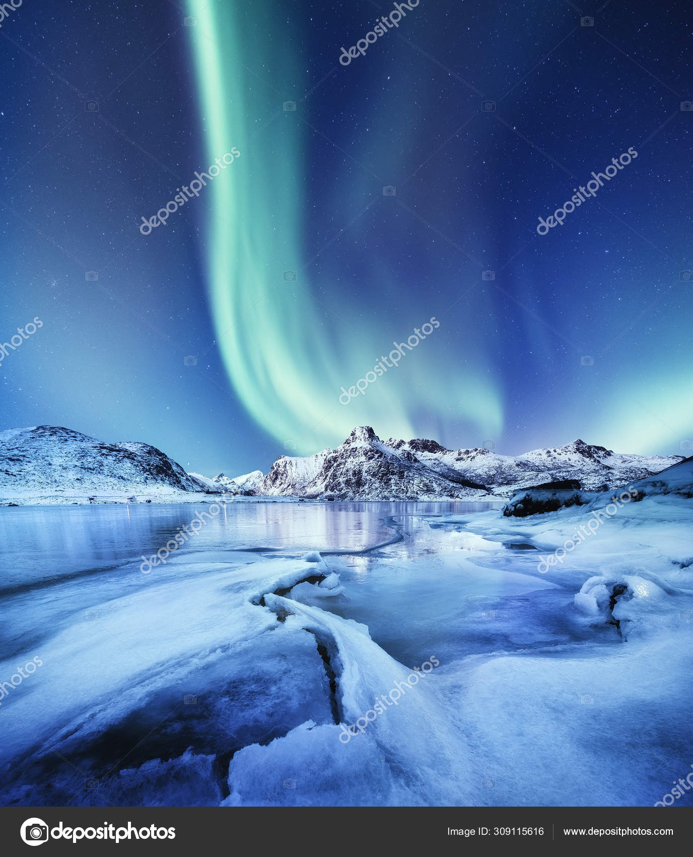 北极光洛弗滕群岛没有光线和反射在湖面上夜晚的冬季风景挪威旅行——图库图片© biletskiy_e #309115616, image size:1376x1700