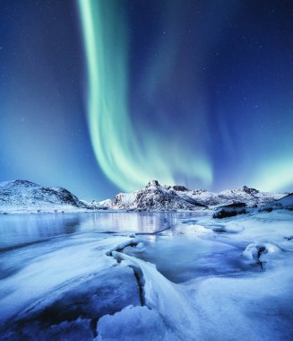Aurora Borealis, Lofoten adaları, Norveç. Nothen ışık ve yansıma göl yüzeyinde. Gece vakti kış manzarası. Norveç seyahat - resim