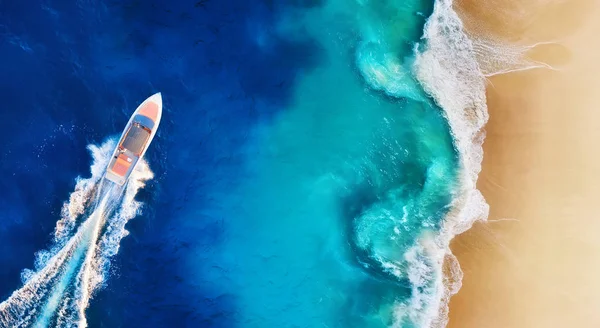 トップビューからの背景として海岸と高速ボートのパノラマ 豪華な浮遊ボートの航空写真 ヌサペニダ島 インドネシア — ストック写真