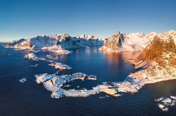 Vista Aérea Las Islas Reine Lofoten Noruega Montañas Océano Paisaje —  Fotos de Stock