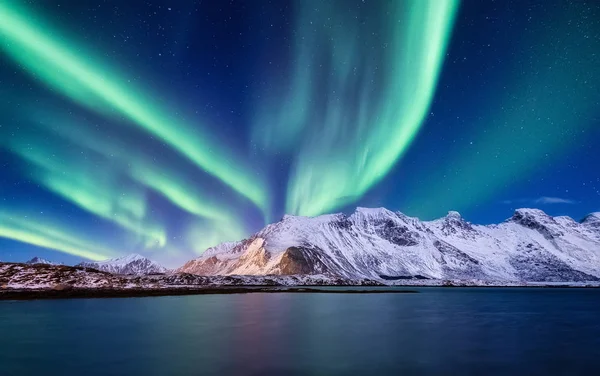 Aurora Borealis Νησιά Lofoten Νορβηγία Χωρίς Φως Βουνά Και Ωκεανούς — Φωτογραφία Αρχείου