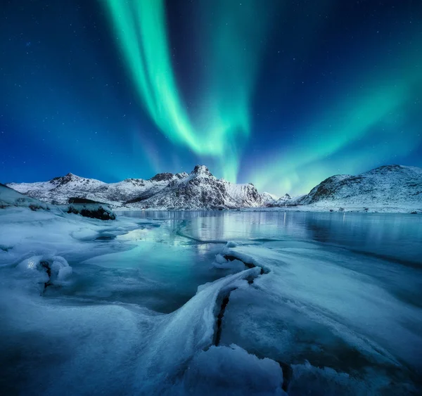 Aurora Borealis Ilhas Lofoten Noruega Nothen Luz Montanhas Oceano Congelado Fotografia De Stock