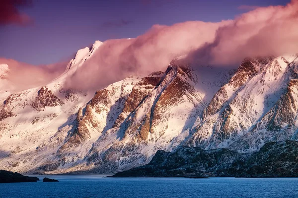 Montaña Cerca Del Océano Hermoso Paisaje Natural Noruega Rocas Altas — Foto de Stock