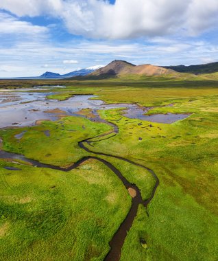 İzlanda. Dağda, tarlada ve nehirde hava manzarası. Gündüzleri İzlanda 'da manzara. İnsansız hava aracından peyzaj. Seyahat - resim