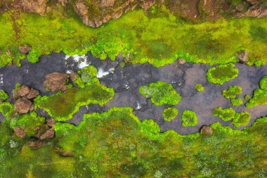 İzlanda. Nehir ve tarlada hava manzarası. Gündüzleri İzlanda 'da manzara. Havadan manzara. Seyahat - resim