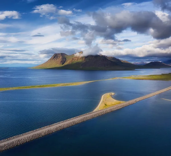 アイスランド 山と道路の航空写真 昼間のアイスランドの風景 アイスランドの有名な場所 ドローンからの風景 — ストック写真