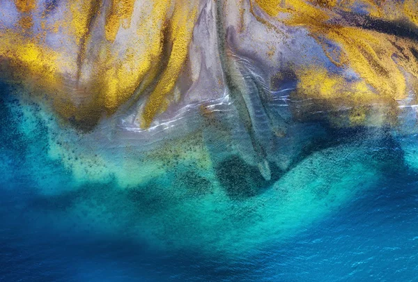 海岸线上的空中景观 海滩和空中的大海 夏天的海景来自无人驾驶飞机 — 图库照片