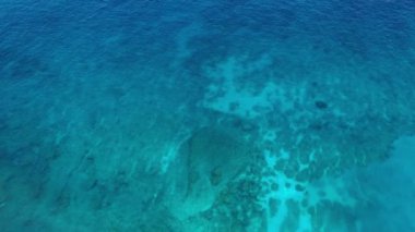 Üst görünümden bir arka plan olarak sahil. Üst ten turkuaz su arka plan. Havadan yaz deniz manzarası. Nusa Penida adası, Endonezya. Seyahat - video