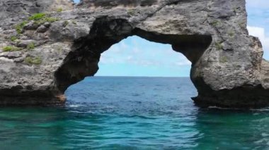 Üst görünümden bir arka plan olarak sahil. Üst ten turkuaz su arka plan. Havadan yaz deniz manzarası. Nusa Penida adası, Endonezya. Seyahat - video