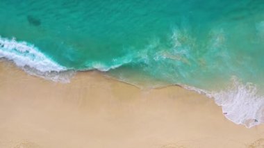 Üst görünümden bir arka plan olarak sahil. Üst ten turkuaz su arka plan. Havadan yaz deniz manzarası. Nusa Penida adası, Endonezya. Seyahat - video