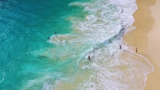 トップビューからの背景としての海岸 上のビューからターコイズ水の背景 空からの夏の海景 ヌサペニダ島 インドネシア ビデオ — ストック動画