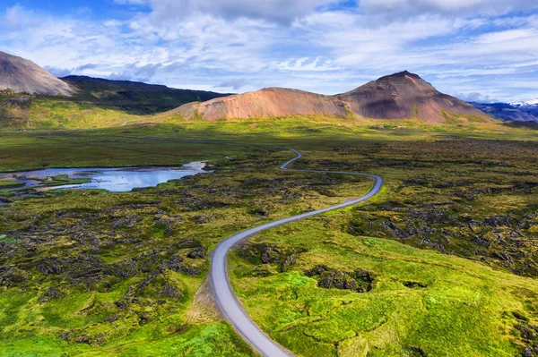 冰岛公路鸟瞰图 在间歇泉山谷的高速公路上方的空中景观 冰岛景观从空中 著名的地方旅行 — 图库照片