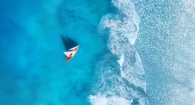 Sahilde dalga ve tekne arka plan olarak.