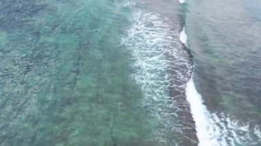 Sahilden arka plan olarak. Turkuaz su arka planı. Havadan gelen yaz deniz manzarası. Endonezya 'daki Bali Adası. Seyahat - Video