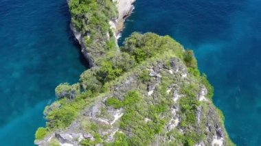 Sahilden arka plan olarak. Turkuaz su arka planı. Havadan gelen yaz deniz manzarası. Endonezya 'daki Bali Adası. Seyahat - Video
