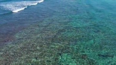 Sahilden arka plan olarak. Turkuaz su arka planı. Havadan gelen yaz deniz manzarası. Endonezya 'daki Bali Adası. Seyahat - Video