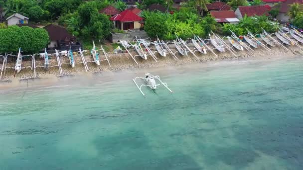 Boat on the water surface from top view. Turquoise water background from top view. Summer seascape from air. Gili Meno island, Indonesia. Travel - video — Stock Footage Boat Water Surface Top View Turquoise Water Background Top View Stock Video