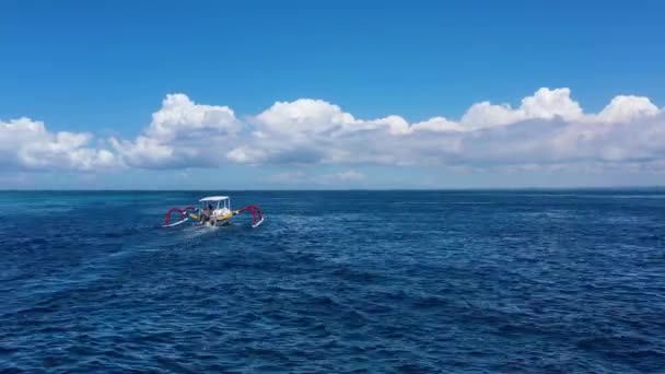 Barco Rápido Mar Bali Indonésia Vista Aérea Barco Flutuante Luxo — Vídeo de Stock