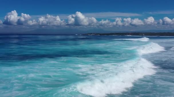 トップビューからの背景として海岸 上から見たターコイズブルーの水の背景 夏の海の空気から インドネシアのバリ島 ビデオ — ストック動画