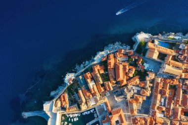 Dubrovnik, Hırvatistan. Eski kasabanın hava manzarası. Tatil ve macera. Kasaba ve deniz. Eski şatonun ve mavi denizin insansız hava aracı manzarası. Seyahat - resim