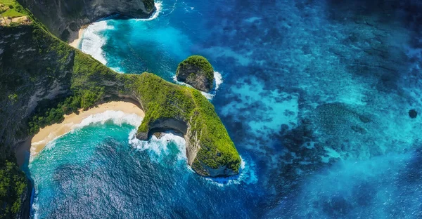 全景鸟瞰大海和岩石 蓝水背景从顶部看 夏天空中的海景 Kelingking海滩 Nusa Penida 巴厘岛 印度尼西亚 — 图库照片