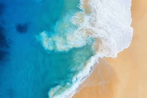 トップビューからの背景として海岸 空気からのターコイズの水の背景 無人機からの夏の海景 インドネシアのヌサペニダ島 — ストック写真