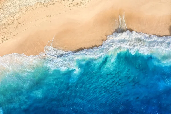 海滩和波浪作为背景从顶部看 蓝水背景来自无人机夏天空中的海景 巴厘岛 印度尼西亚 旅行形象 — 图库照片