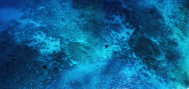 Gündüzleri panoramik arka plan olarak deniz manzarası. Soyut bir arkaplan olarak su. Yukarıdan mavi su. Deniz ve sahil. Bali, Endonezya. Seyahat - resim