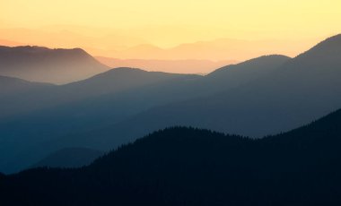 Gün doğarken Dağ Vadisi. Sabah güneş doğuyor. Yaz mevsiminde doğal manzara. Yüksek dağların manzarası. Seyahat resmi