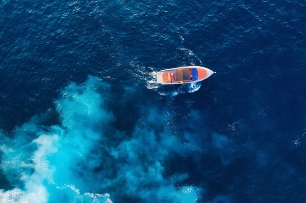 Vista Aérea Del Barco Flotante Azul Del Mar Adriático Día — Foto de Stock