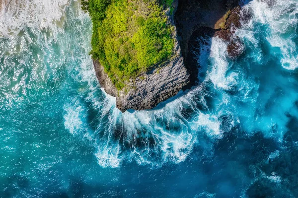 波浪和岩石作为背景从顶部看 蓝水背景从顶部看 夏天空中的海景 巴厘岛 印度尼西亚 — 图库照片