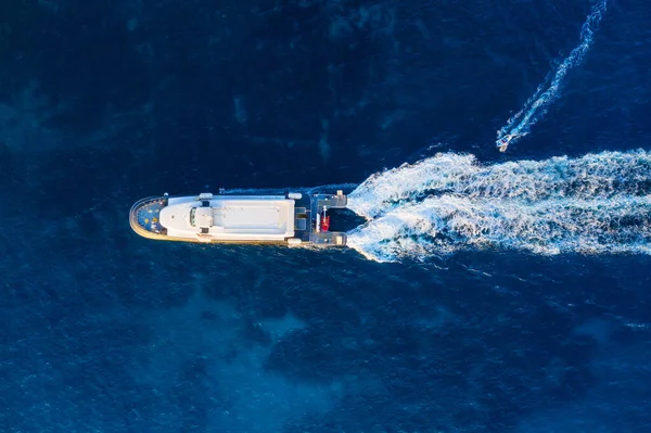 Vista Aérea Del Barco Flotante Azul Del Mar Adriático Día — Foto de Stock