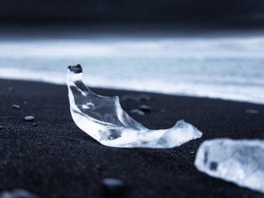 Elmas plajı, İzlanda. Kumsaldaki siyah kumların üzerinde buz. Okyanus körfezi ve buzdağları. Yaz sezonu. İzlanda 'daki manzaralar. Seyahat - resim