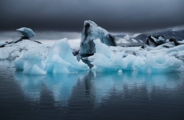 Jokulsarlon Buzul Gölü, Vatnajokull Ulusal Parkı, İzlanda. Okyanus körfezi ve buzdağları. Yaz sezonu. Doğal İzlanda manzarası. Seyahat - resim