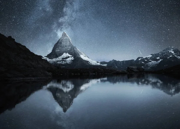 スイスの風景 夜に水面にマッターホルンと反射 スイスのマッターホルンの上の天の川 旅行画像 — ストック写真