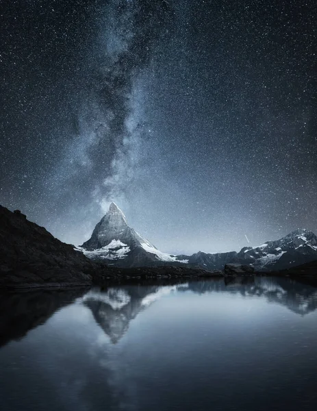 Matterhorn Reflexión Sobre Superficie Del Agua Noche Vía Láctea Sobre — Foto de Stock