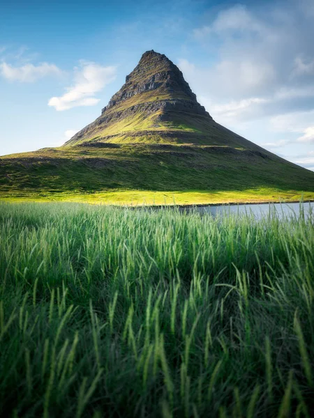 Kirkjufell Montañas Islandia Rocas Altas Hierba Durante Día Paisaje Natural —  Fotos de Stock
