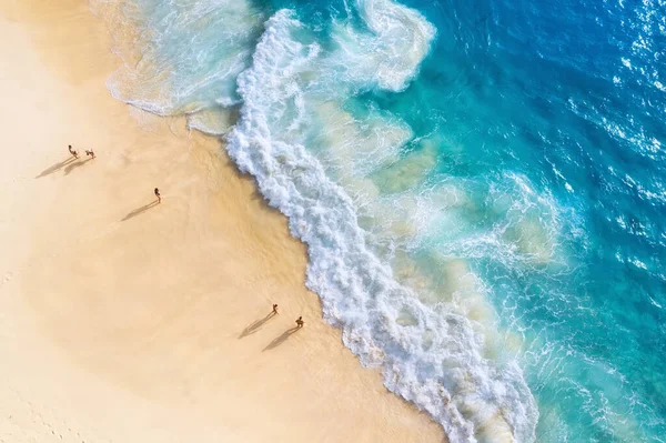 ビーチ 人と波 トップビューからの背景として海岸 ドローンからの青い水の背景 夏の海の空気から インドネシアのヌサペニダ島 — ストック写真