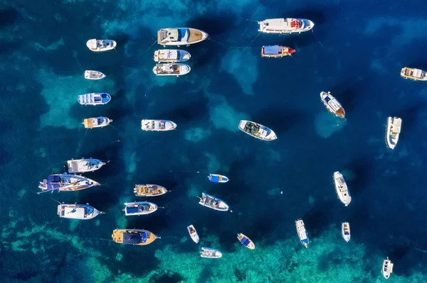 Kroasia Kroasia Perahu Permukaan Air Dari Pandangan Atas Latar Belakang — Stok Foto