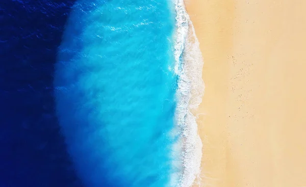 トップビューからの背景としてビーチや海 ドローンからの青い水の背景 夏の海の空気から 夏は海岸でリラックス — ストック写真