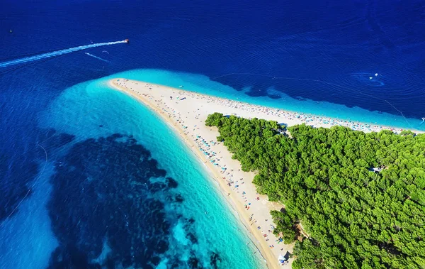 克罗地亚 从顶部看海岸作为背景 蓝水背景来自空气 哈瓦岛上有名的地方夏天的海景来自无人驾驶飞机 — 图库照片