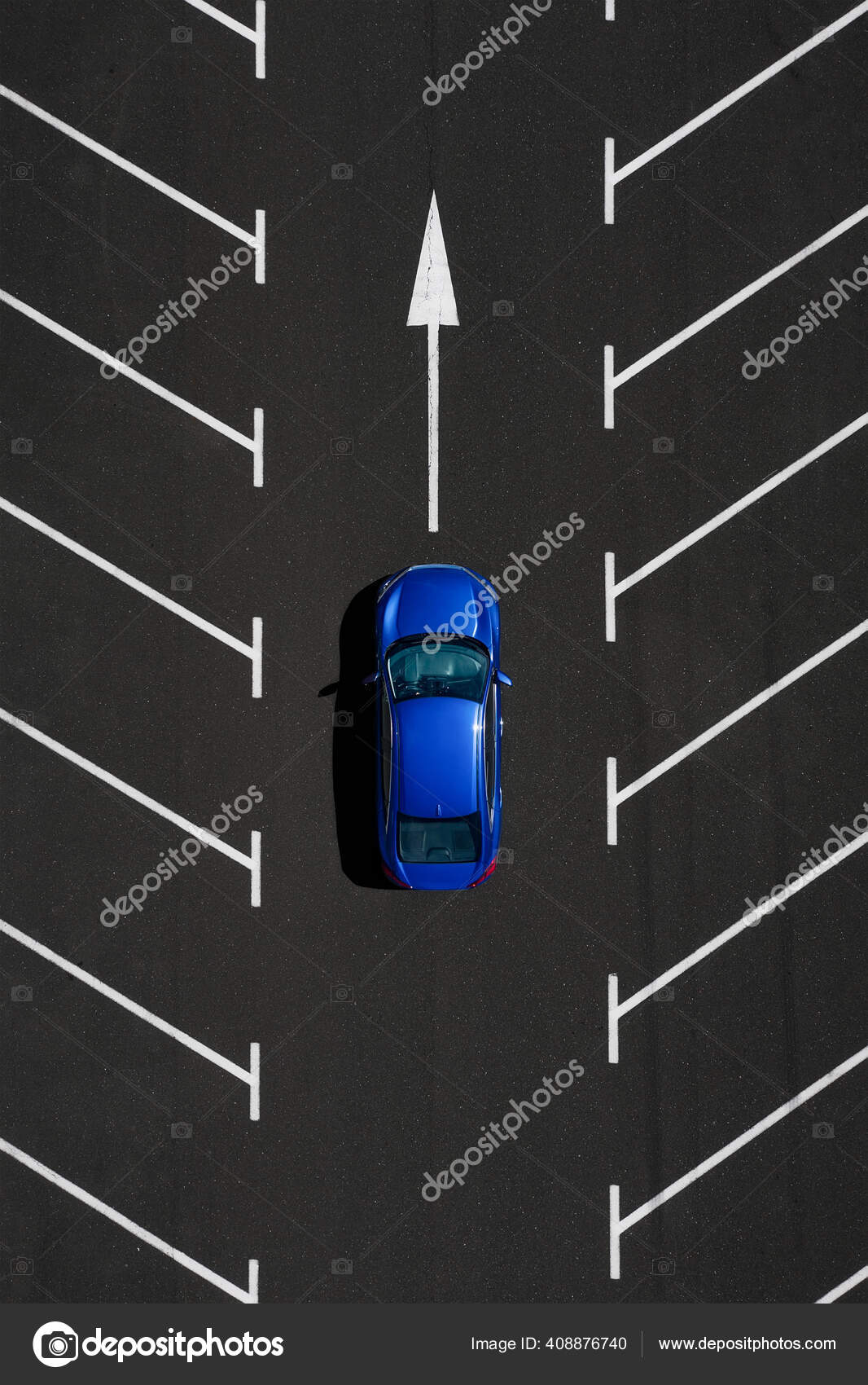 从空中俯瞰汽车汽车在一个空旷的停车场从无人驾驶飞机上看到的车辆乘车旅行 图库社论照片 C Biletskiy E