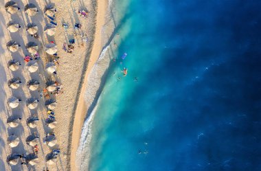 Akdeniz 'de. Kumsaldaki hava manzarası ve insanlar. Tatil ve macera. Kumsal ve mavi su. Kumsaldaki ve gök mavisi denizdeki İHA 'nın üst görüntüsü. Seyahat et ve rahatla - görüntü