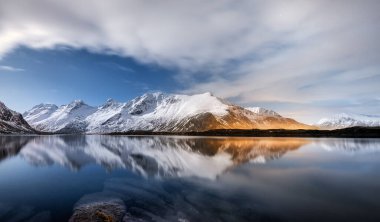 Lofoten Adaları, Norveç. Panoramik manzara. Uzun pozlu fotoğrafçılık. Suda yansıma. Gece vakti kış manzarası. Norveç yolculuğu - görüntü