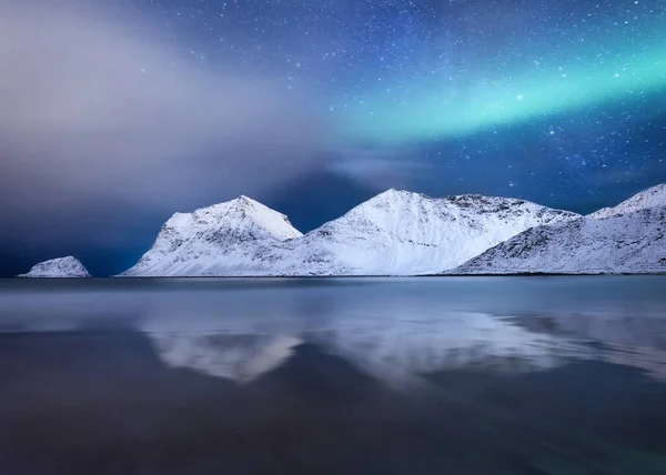 Aurora Borealis Isole Lofoten Norvegia Luci Nordiche Montagne Riflessione Sull — Foto Stock